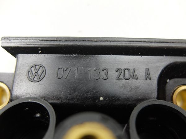 Kolektor Ssący 2,3 V5 071133204A Volkswagen